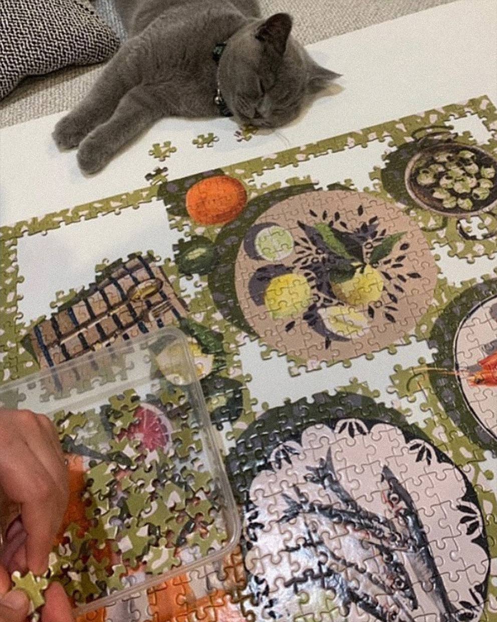 1000 Piece Jigsaw Puzzle - Table By The Sea - Artist Designed