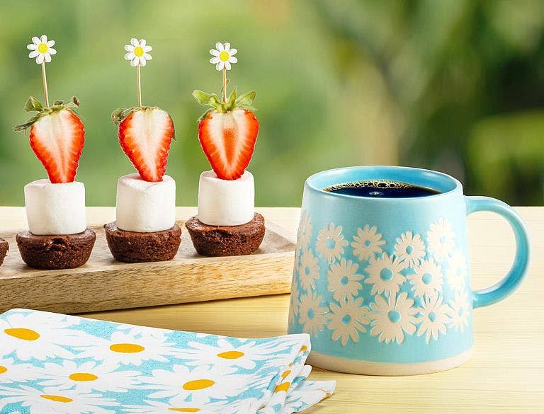 Wide Base Mug with Daisies